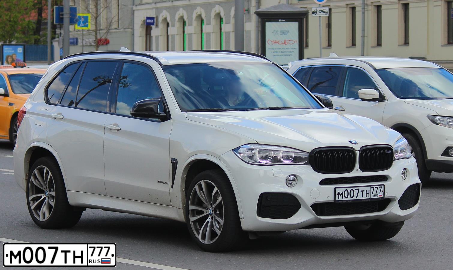 Фото автомобиля BMW X5, 2016 — госномер В222ВМ126. Цвет: Белый