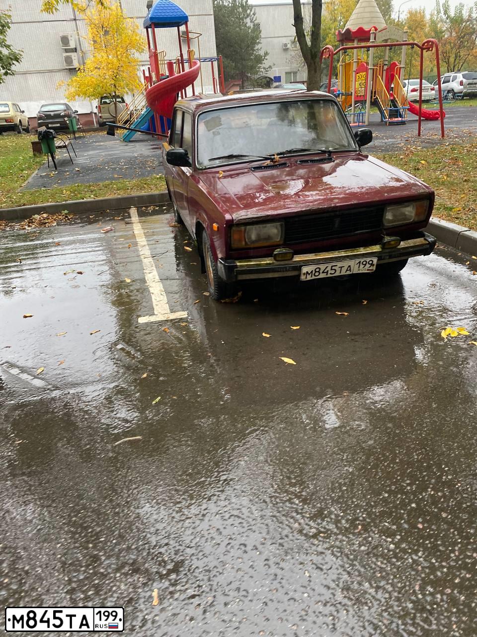 Фото автомобиля LADA 2105, 1982 — госномер М845ТА199. Цвет: ТЕМНО-КРАСНЫЙ