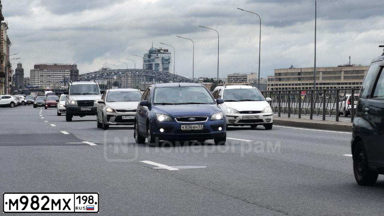 Фото автомобиля FORD FOCUS, 2004 — госномер Е588СА53. Цвет: Белый