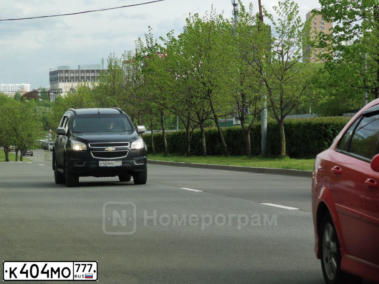 Фото автомобиля CHEVROLET TRAILBLAZER, 2014 — госномер К404МО777. Цвет: ЧЕРНЫЙ