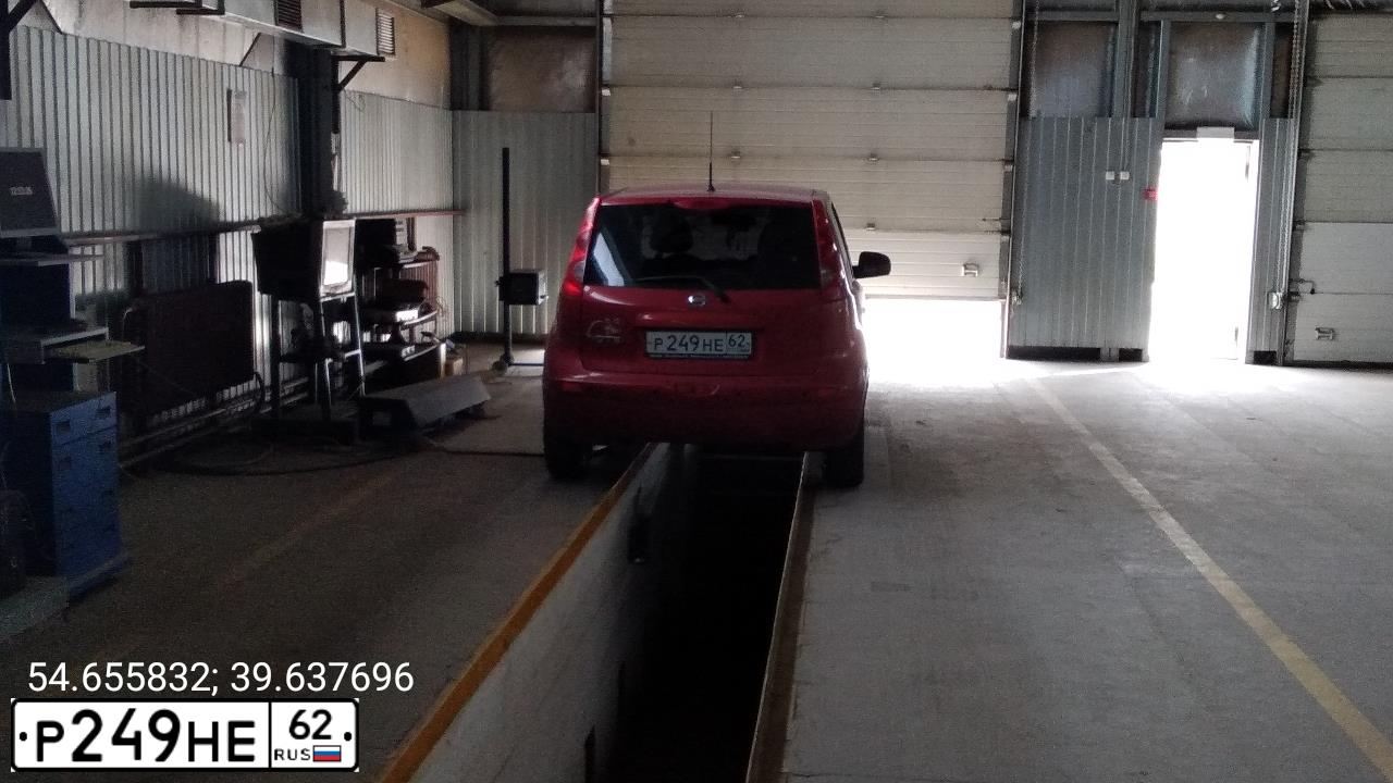 Фото автомобиля NISSAN NOTE, 2008 — госномер Р249НЕ62. Цвет: КРАСНЫЙ