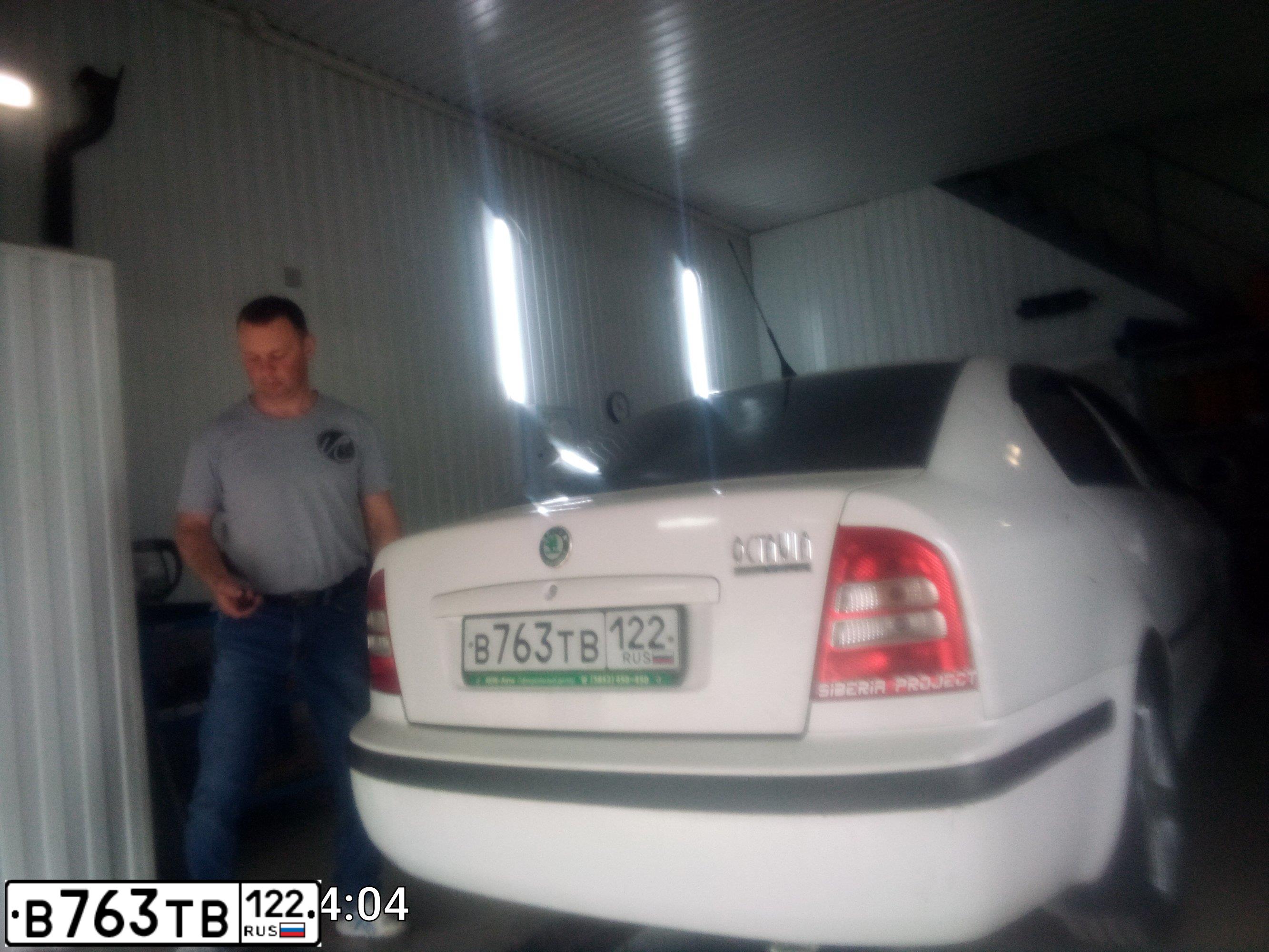 Фото автомобиля SKODA OCTAVIA, 2009 — госномер Е666СУ22. Цвет: Белый