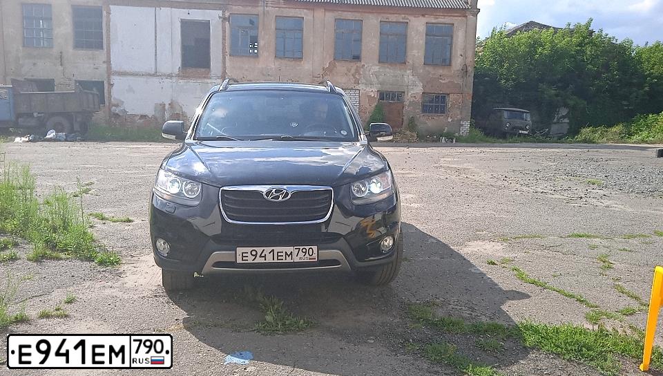 Фото автомобиля HYUNDAI SANTA FE, 2011 — госномер Е941ЕМ790. Цвет: ЧЕРНЫЙ