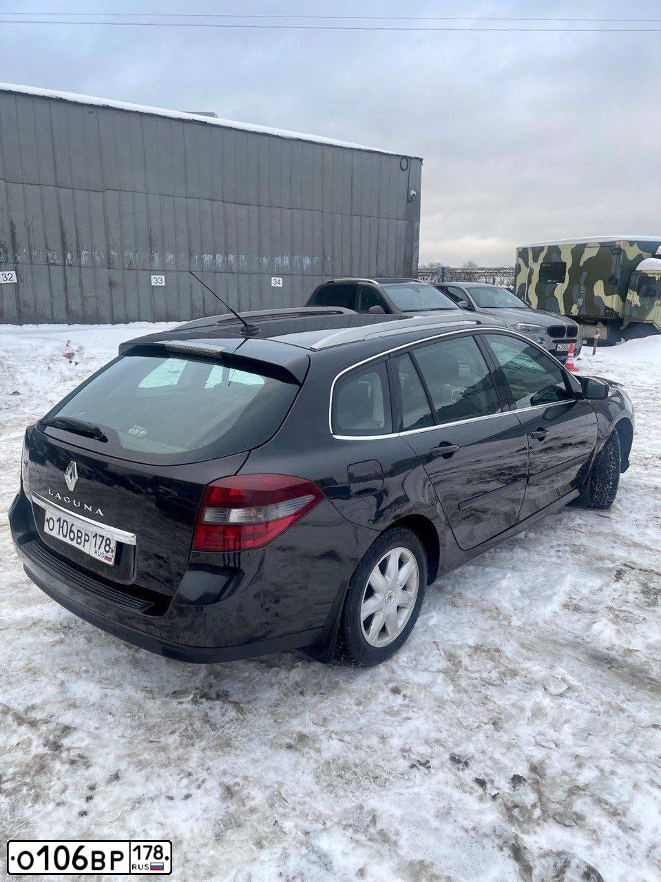 Фото автомобиля RENAULT LAGUNA, 2009 — госномер К935ОМ53. Цвет: ЧЕРНЫЙ