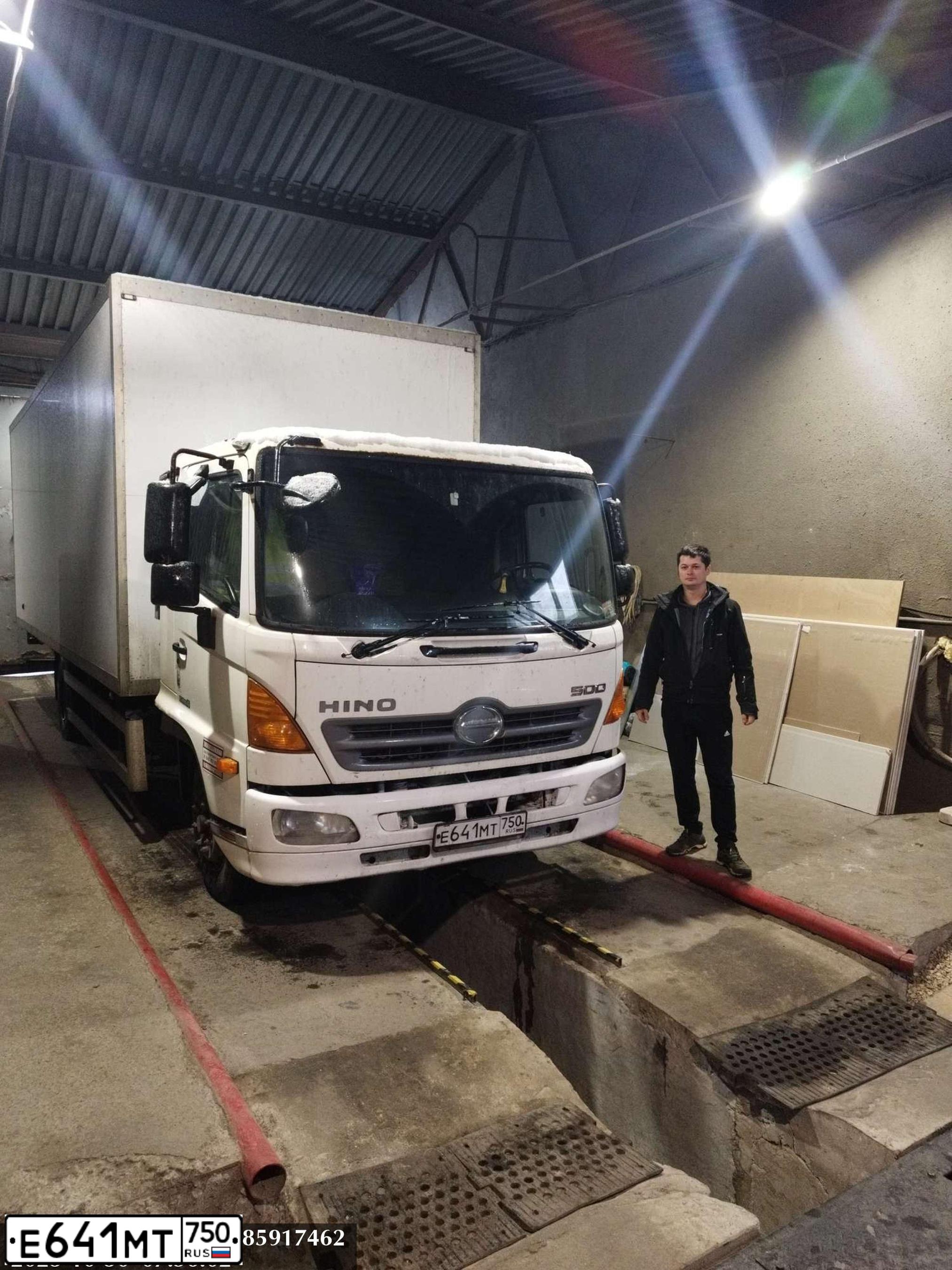 Фото автомобиля HINO 500-SERIE, 2013 — госномер Е641МТ750. Цвет: БЕЛЫЙ