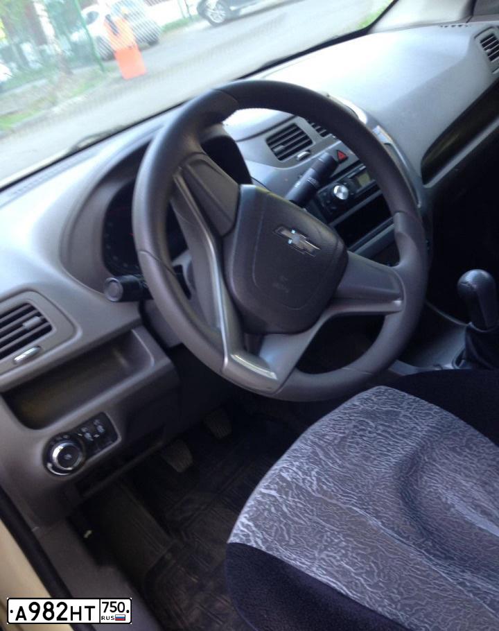 Фото автомобиля CHEVROLET COBALT, 2013 — госномер Х570ОЕ37. Цвет: ЖЕЛТО-СЕРЫЙ