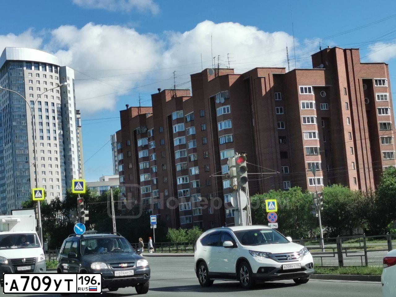 Фото автомобиля HONDA CR-V, 2014 — госномер А709УТ196. Цвет: Белый