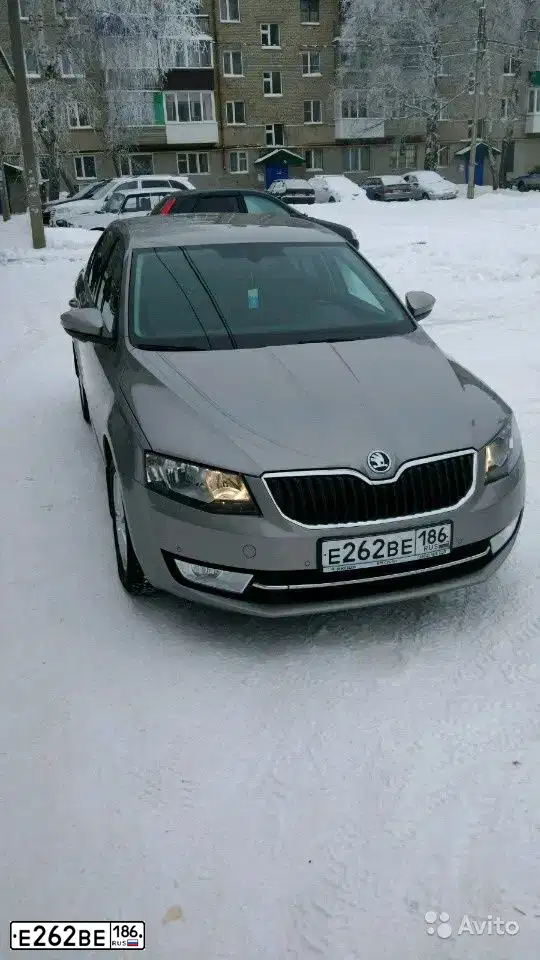 Фото автомобиля SKODA OCTAVIA, 2015 — госномер Е262ВЕ186. Цвет: БЕЖЕВЫЙ