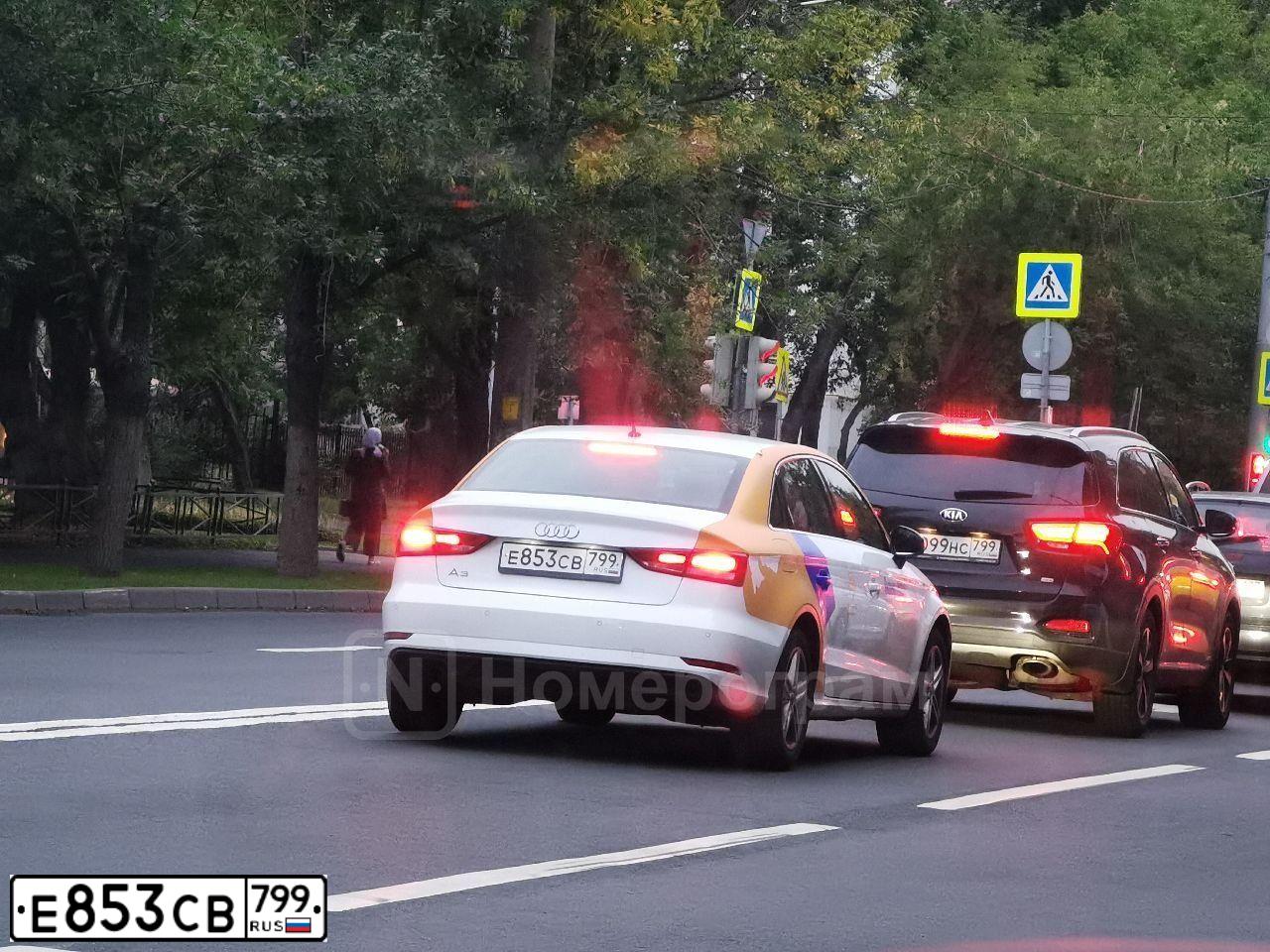 Фото автомобиля AUDI A3, 2019 — госномер Х580КА977. Цвет: Белый
