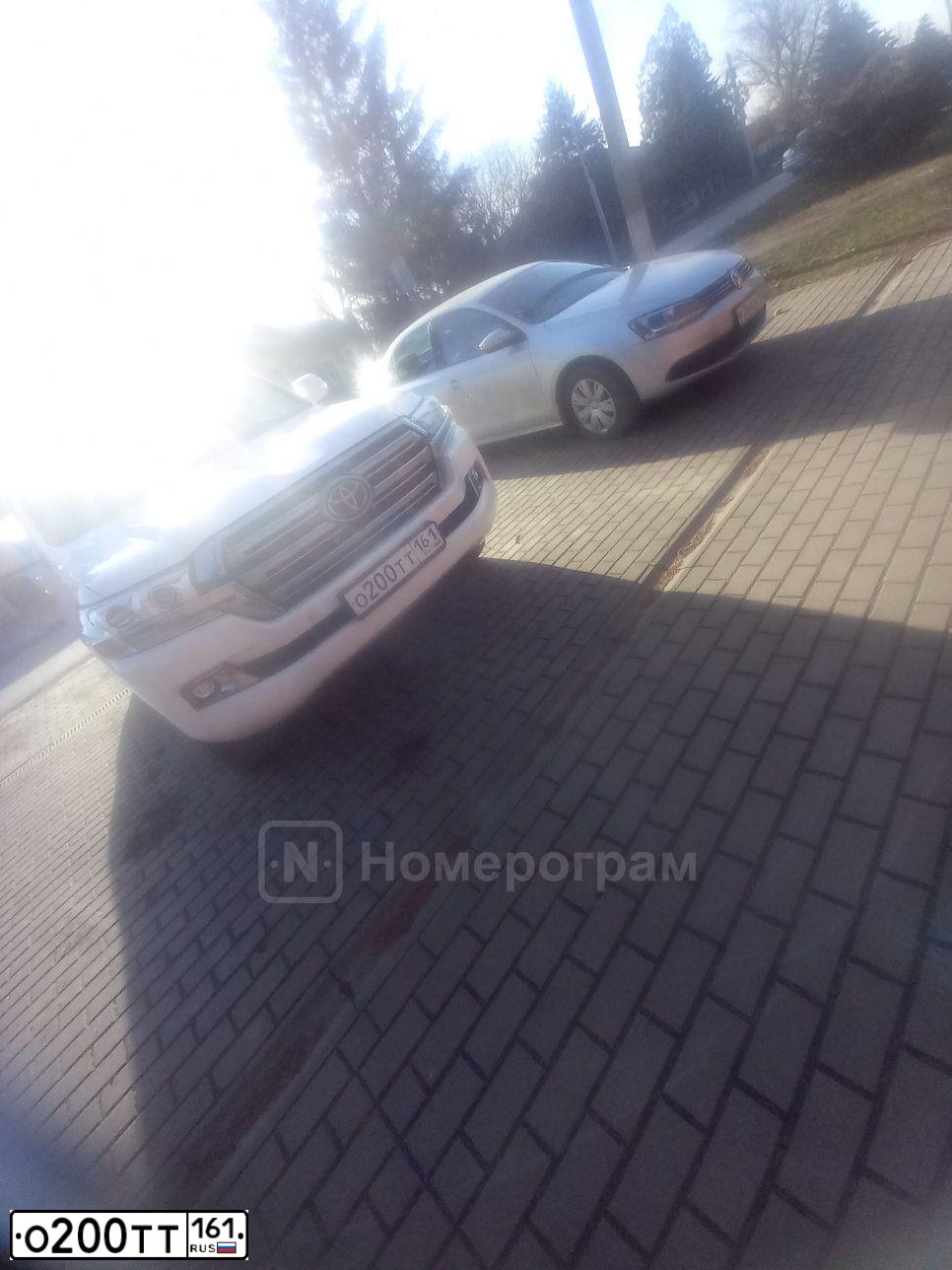 Фото автомобиля TOYOTA LANDCRUISER 200, 2017 — госномер О200ТТ161. Цвет: БЕЛЫЙ