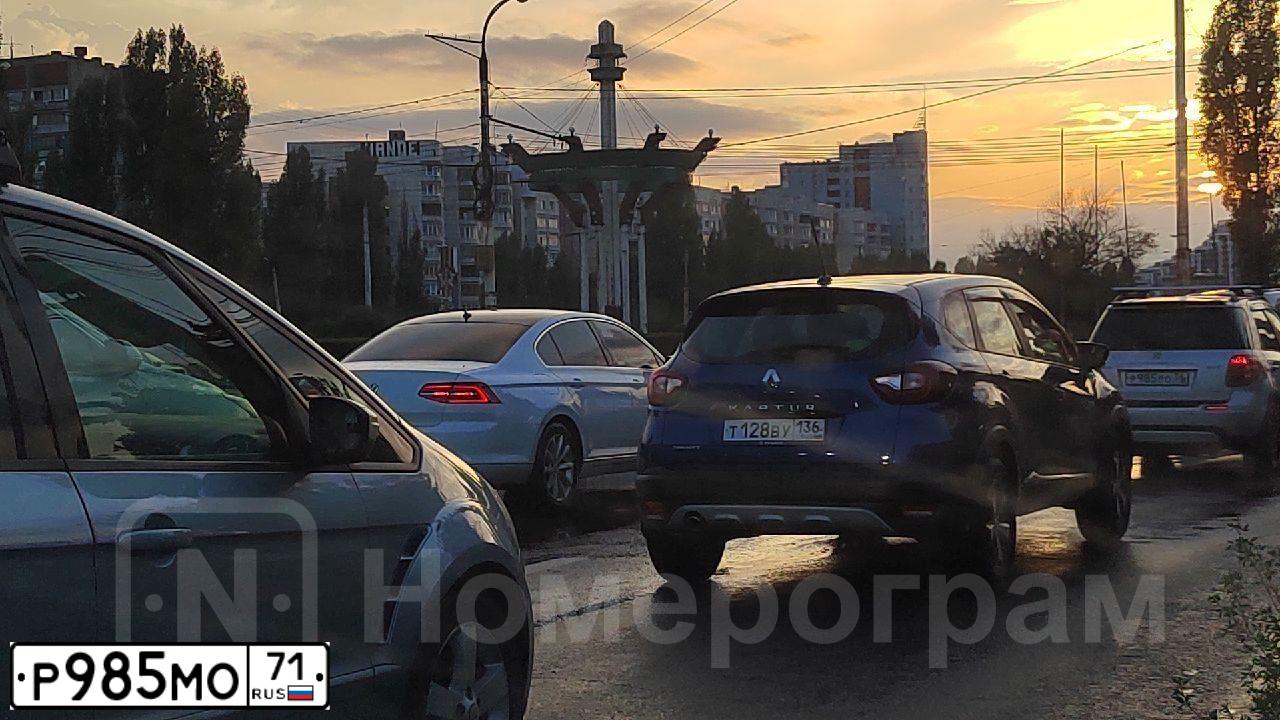 Фото автомобиля GEELY MK, 2012 — госномер В695МЕ790. Цвет: ТЕМНО-ВИШНЕВЫЙ