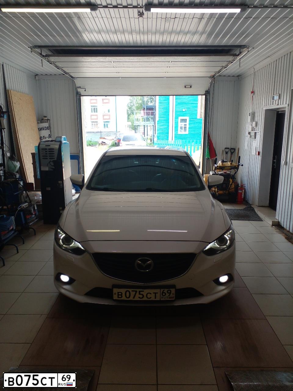 Фото автомобиля MAZDA 6, 2013 — госномер Е962ОА53. Цвет: Белый