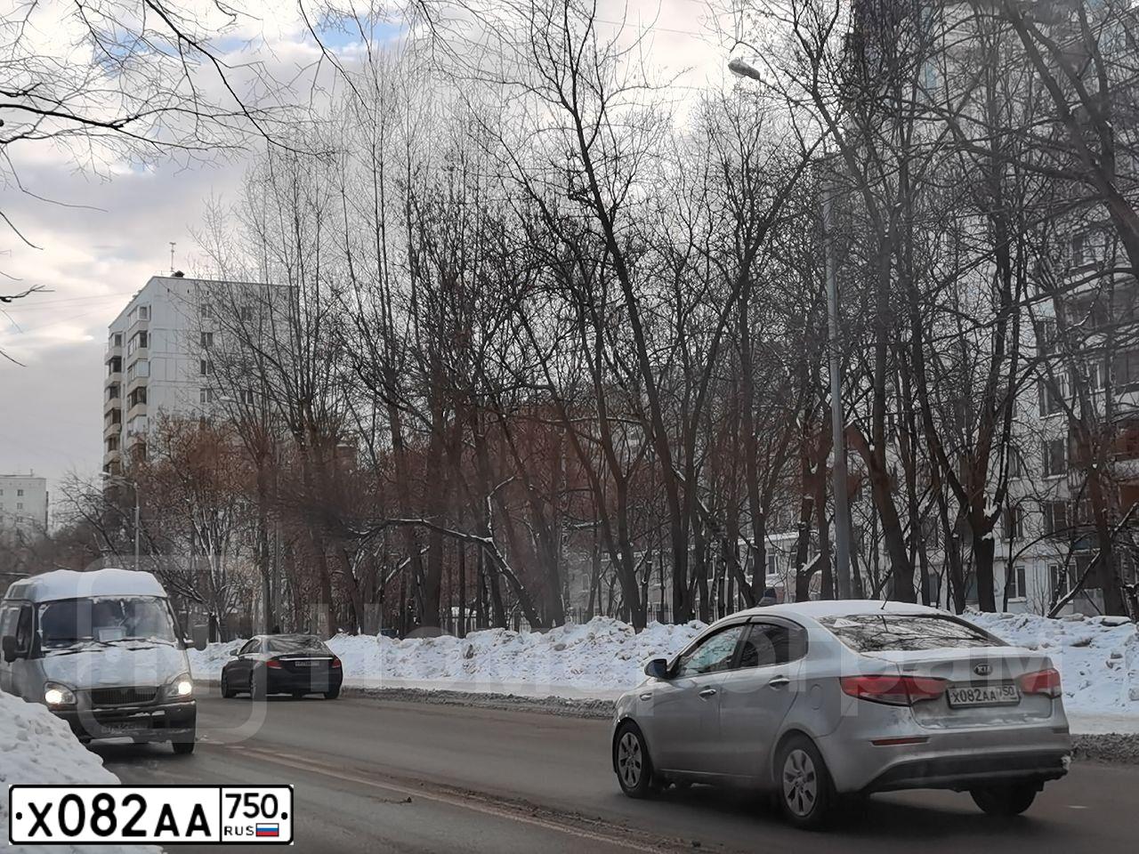 Фото автомобиля KIA RIO, 2015 — госномер Х082АА750. Цвет: СЕРЫЙ