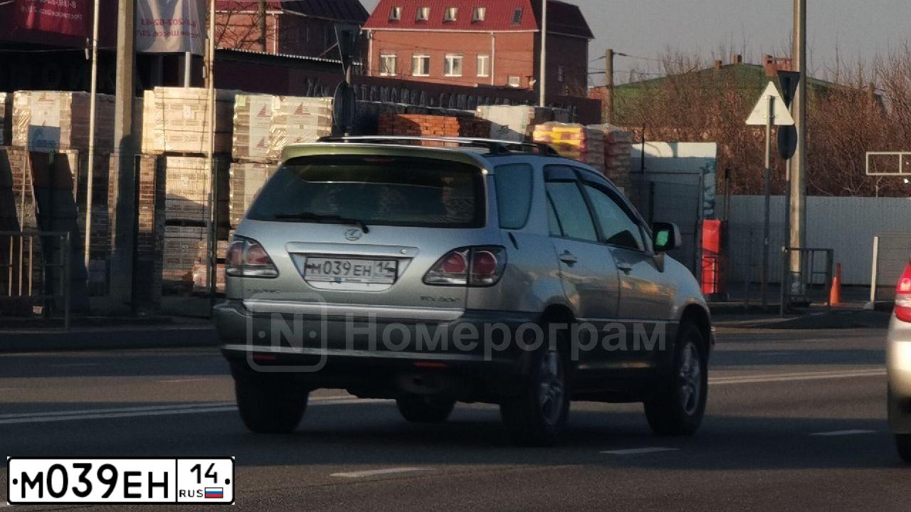 Фото автомобиля LEXUS RX, 2001 — госномер М039ЕН14. Цвет: СЕРЕБРИСТЫЙ