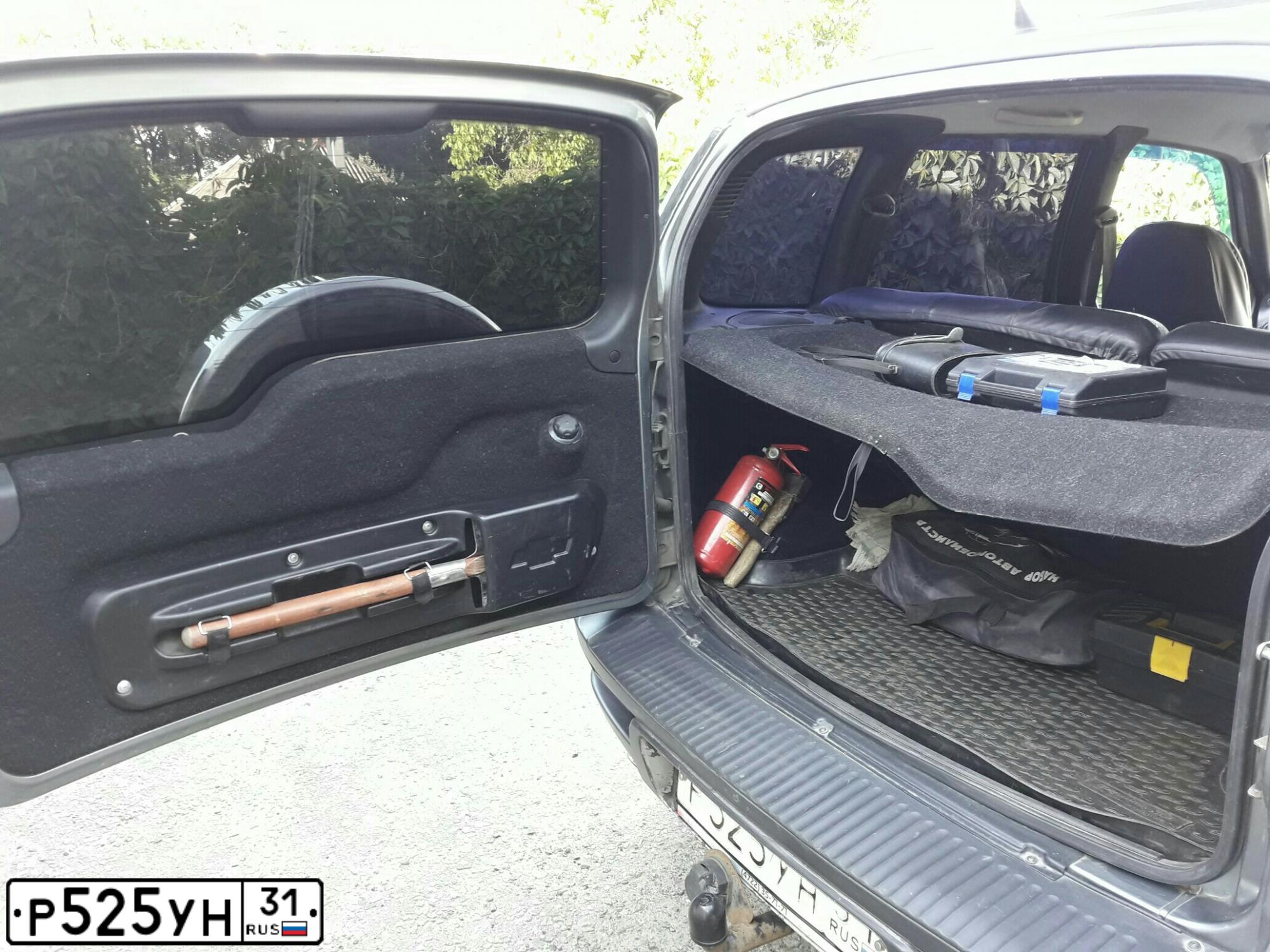 Фото автомобиля CHEVROLET NIVA, 2011 — госномер Е822ВХ57. Цвет: Темно-серый металлик