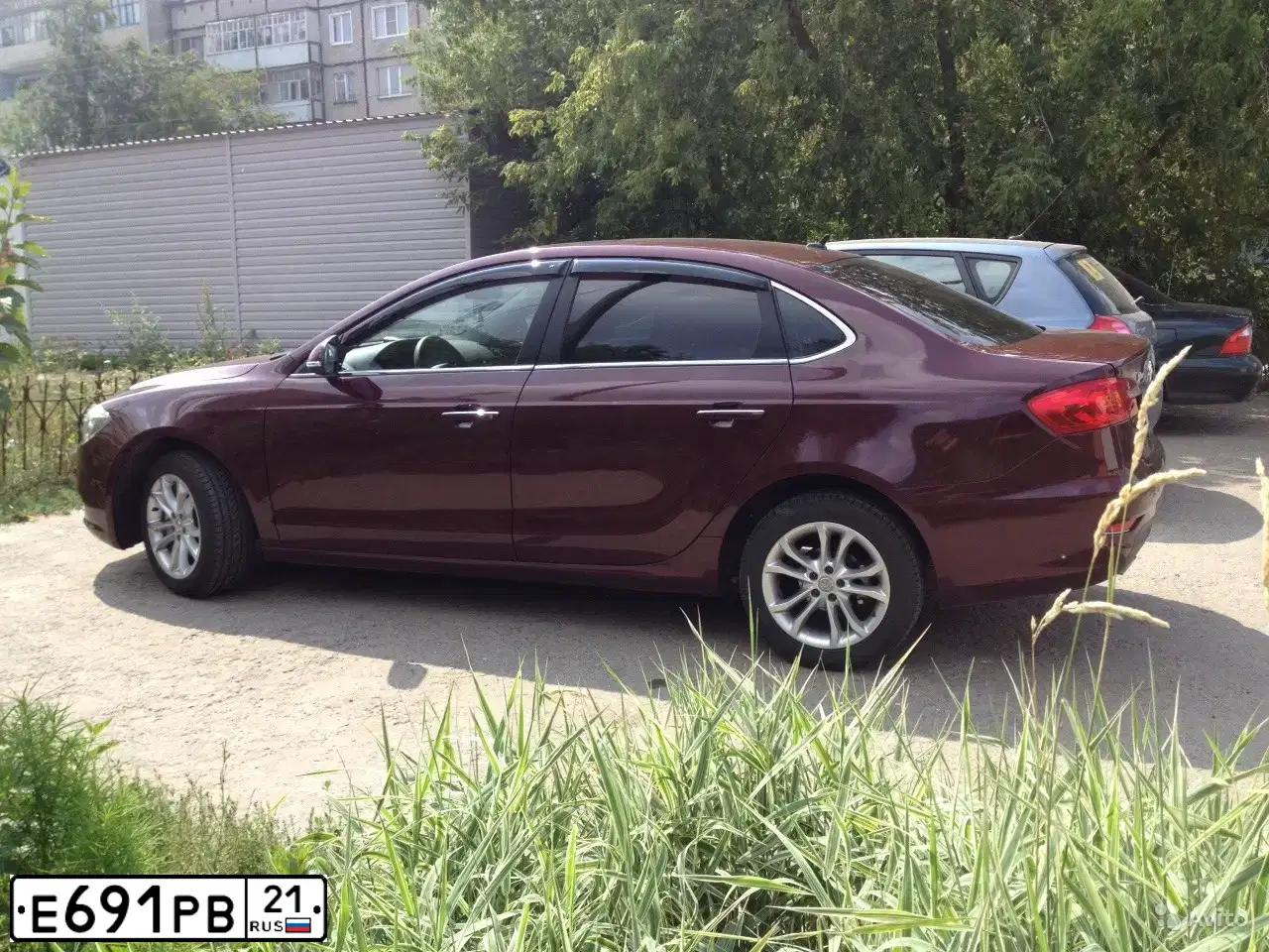 Фото автомобиля BRILLIANCE H530, 2015 — госномер Е691РВ21. Цвет: ТЕМНО - ВИШНЕВЫЙ