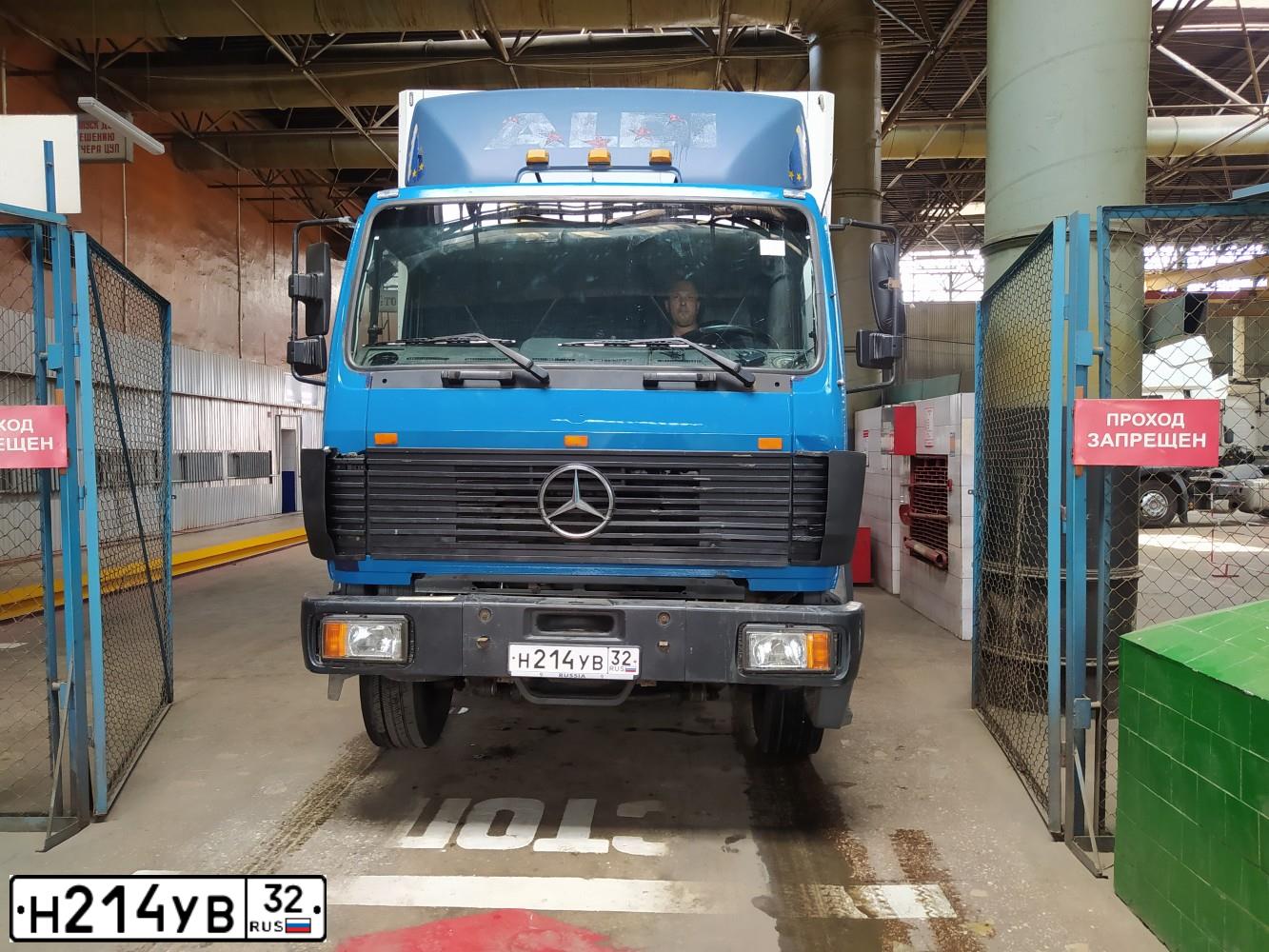 Фото автомобиля MERCEDES 2400-SERIE, 1991 — госномер Н214УВ32. Цвет: синий