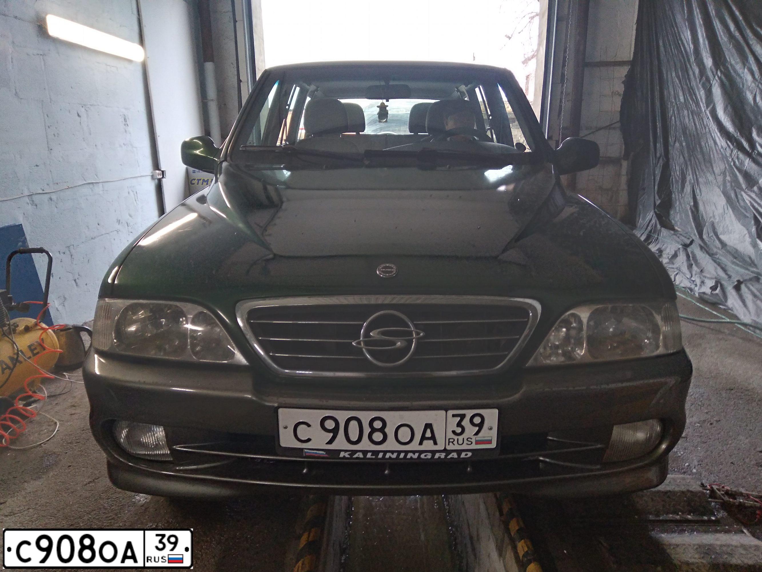 Фото автомобиля SSANGYONG MUSSO, 2001 — госномер М414РМ39. Цвет: ЗЕЛЕНЫЙ