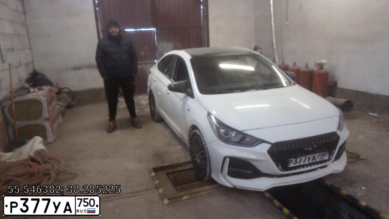 Фото автомобиля HYUNDAI SOLARIS, 2018 — госномер Р377УА750. Цвет: БЕЛЫЙ ЖЕЛТЫЙ СЕРЫЙ