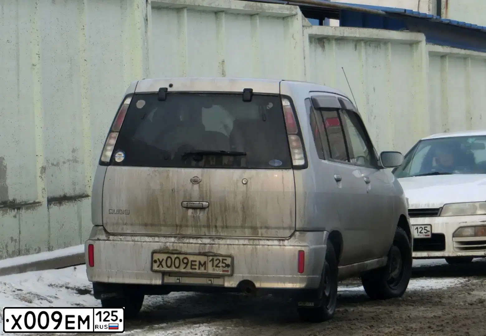 Фото автомобиля НИССАН КУБ НИССАН КУБ, 2001 — госномер Х009ЕМ125. Цвет: Серый