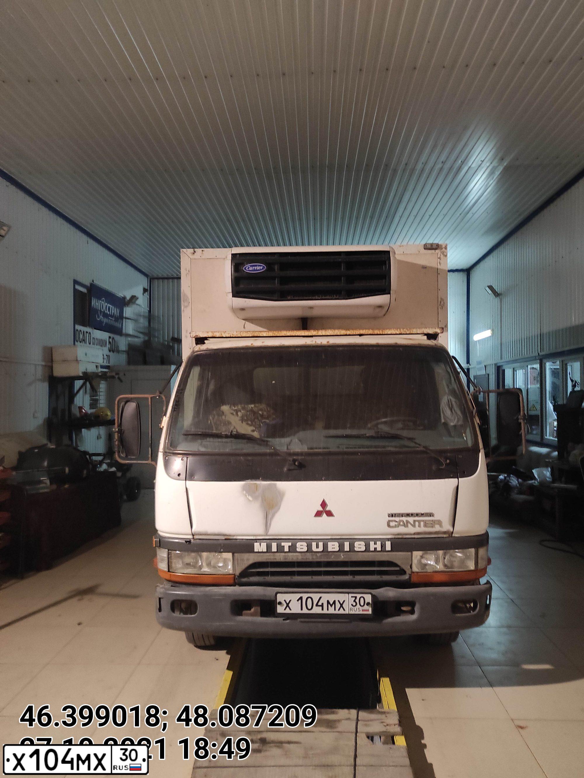 Фото автомобиля FUSO CANTER, 2003 — госномер Х104МХ30. Цвет: Белый
