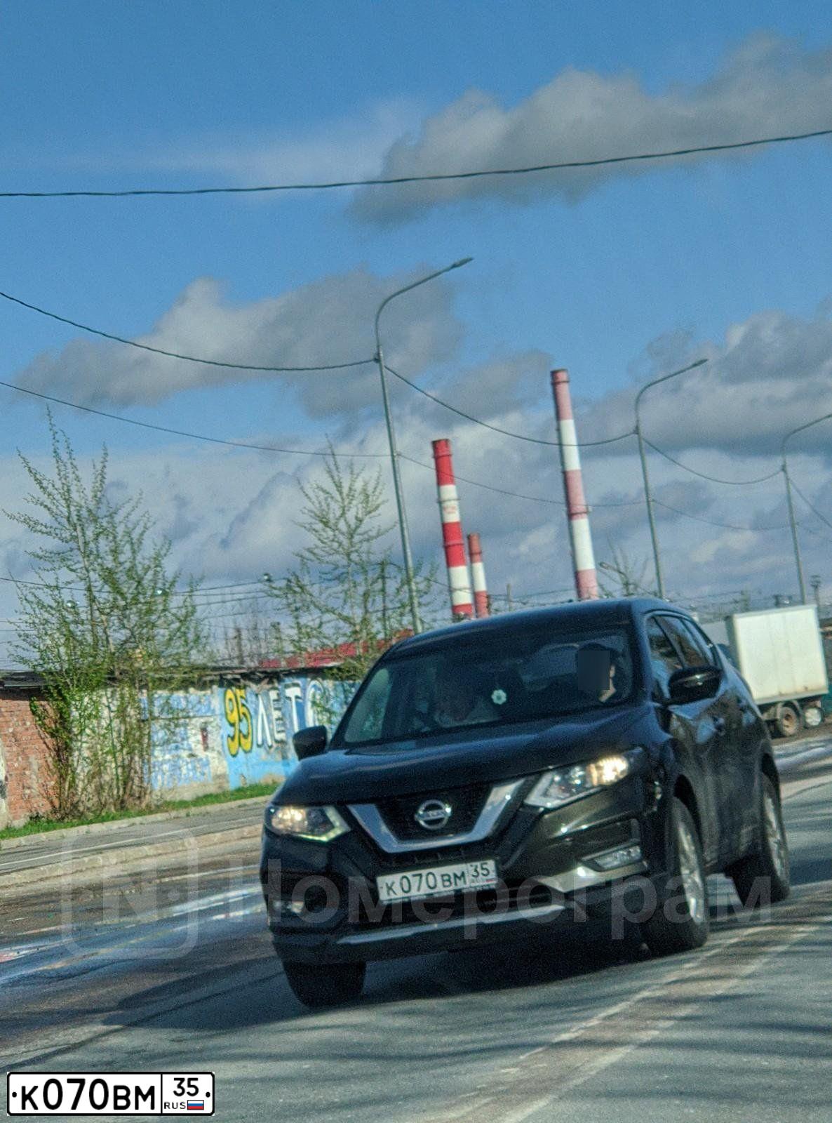 Фото автомобиля NISSAN X-TRAIL, 2018 — госномер М323НА35. Цвет: ОЛИВКОВЫЙ