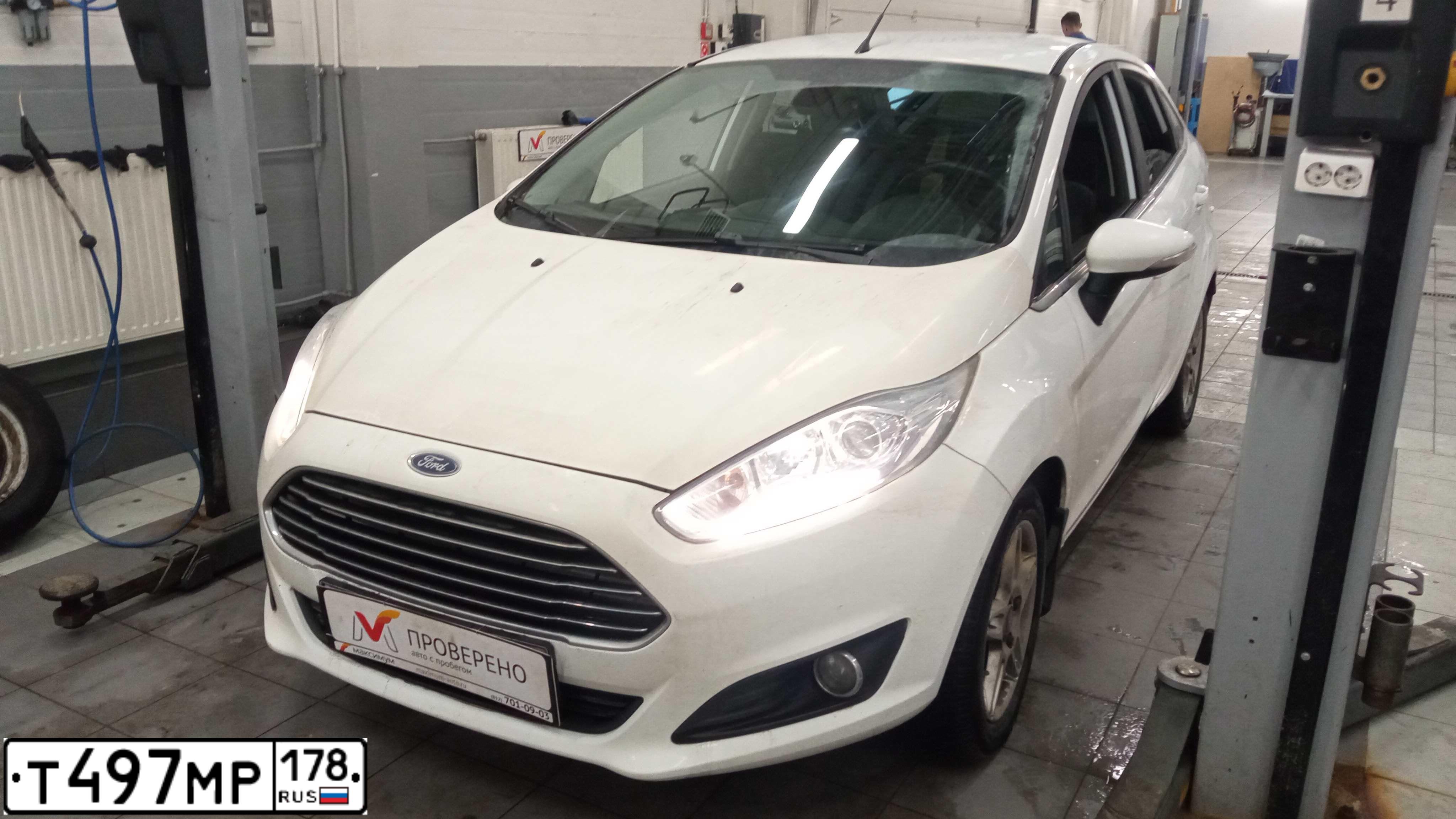 Фото автомобиля FORD FIESTA / ASPIRE, 2015 — госномер Т497МР178. Цвет: Белый
