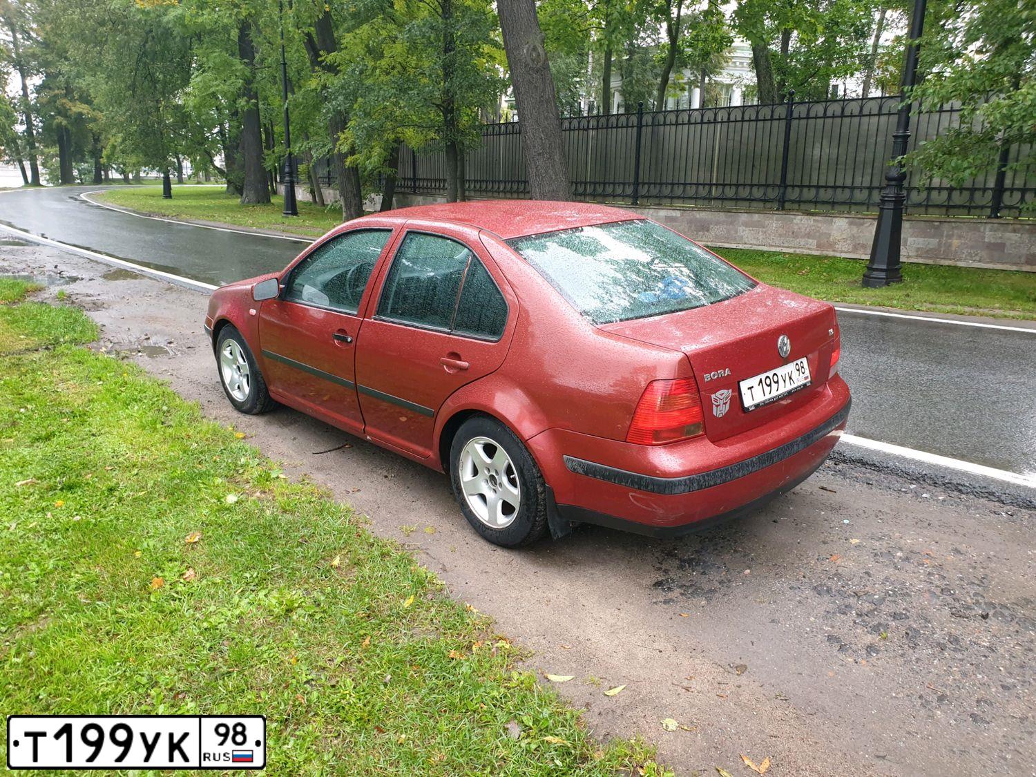 Фото автомобиля VOLKSWAGEN BORA, 1999 — госномер У434РУ60. Цвет: Красный
