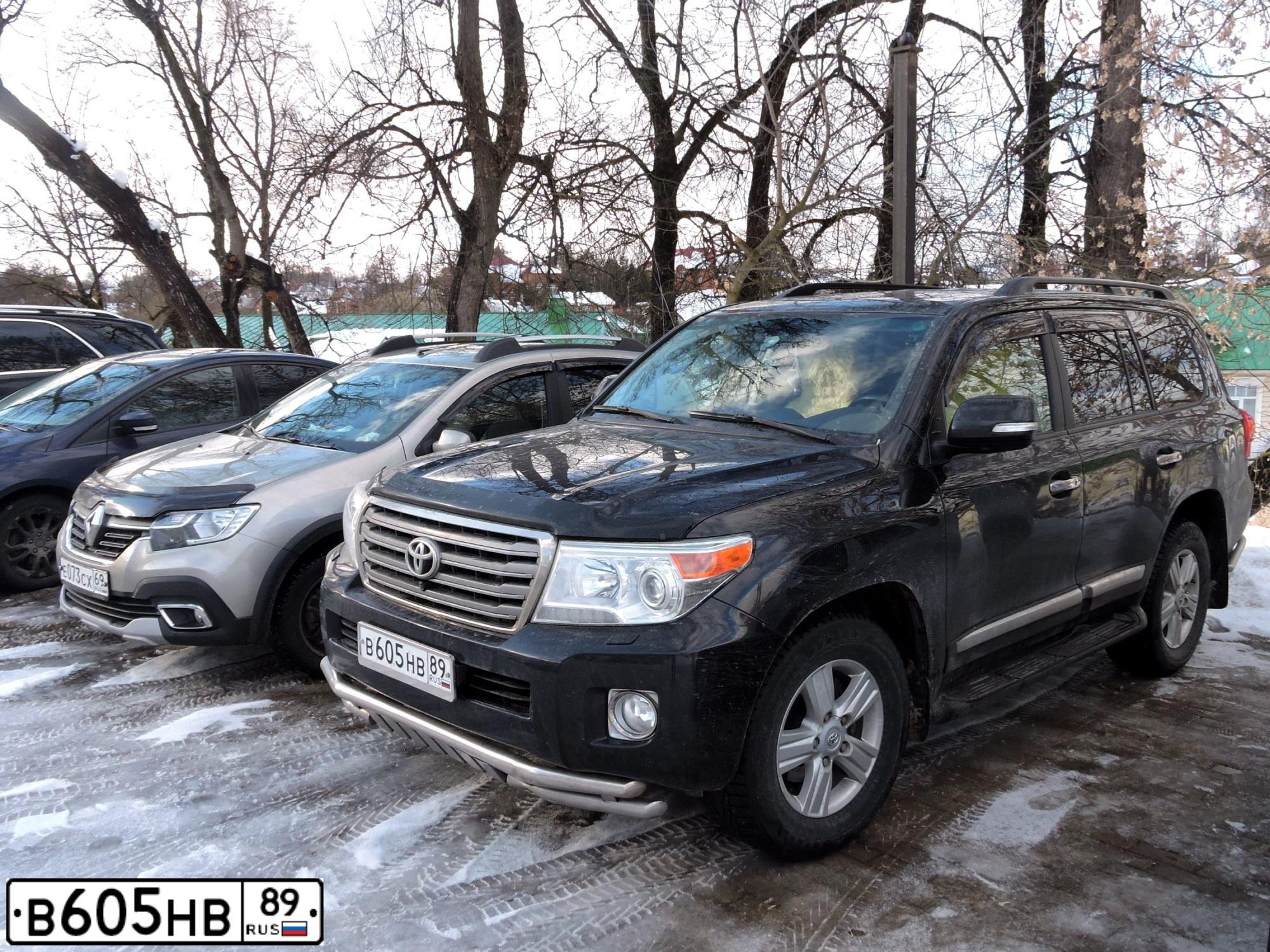Фото автомобиля TOYOTA LANDCRUISER 200, 2013 — госномер А010ХЕ89. Цвет: ЧЕРНЫЙ