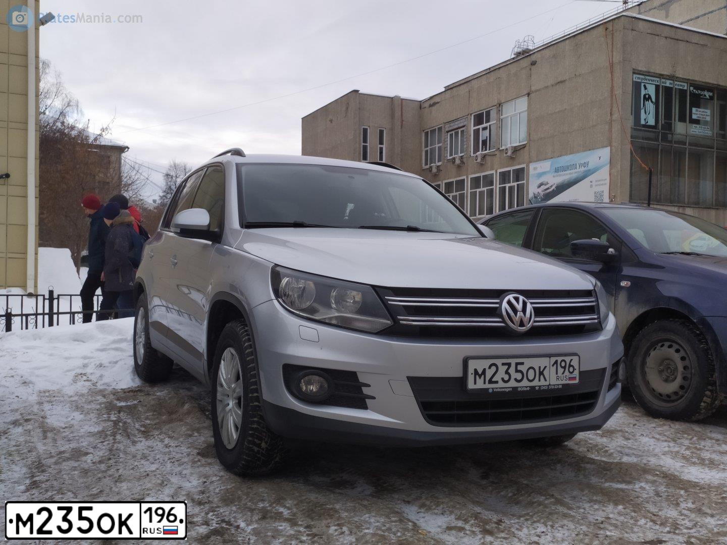 Фото автомобиля VOLKSWAGEN TIGUAN, 2011 — госномер М235ОК196. Цвет: СВЕТЛО СЕРЫЙ