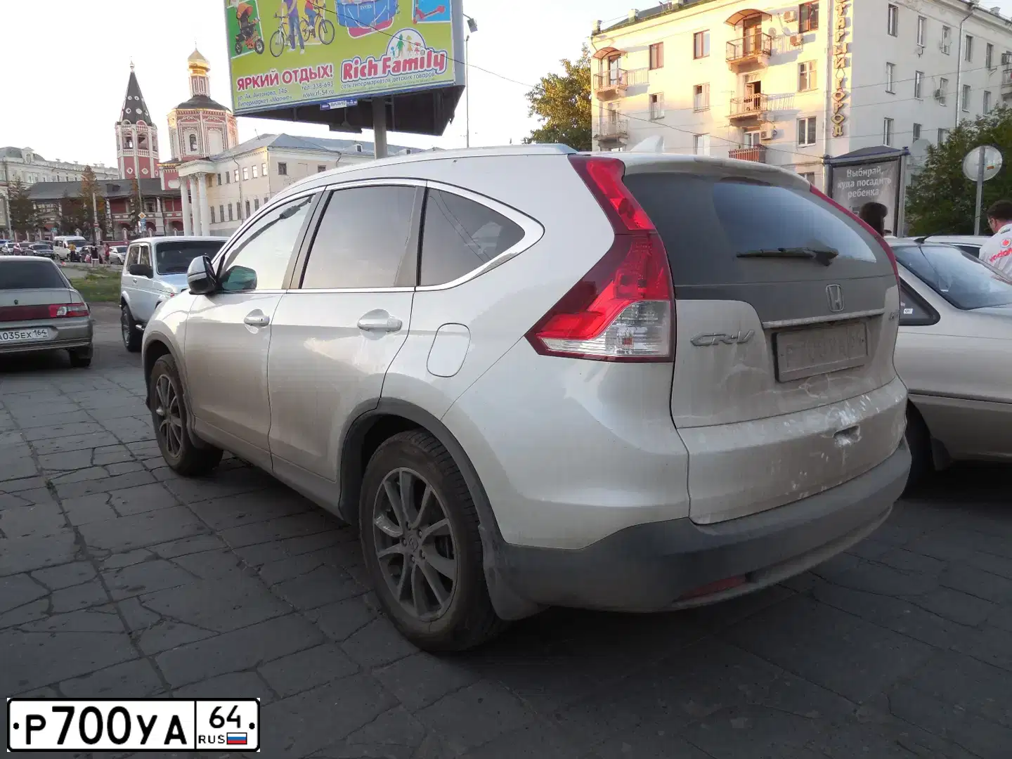 Фото автомобиля HONDA CR-V, 2014 — госномер Р700УА64. Цвет: БЕЛЫЙ