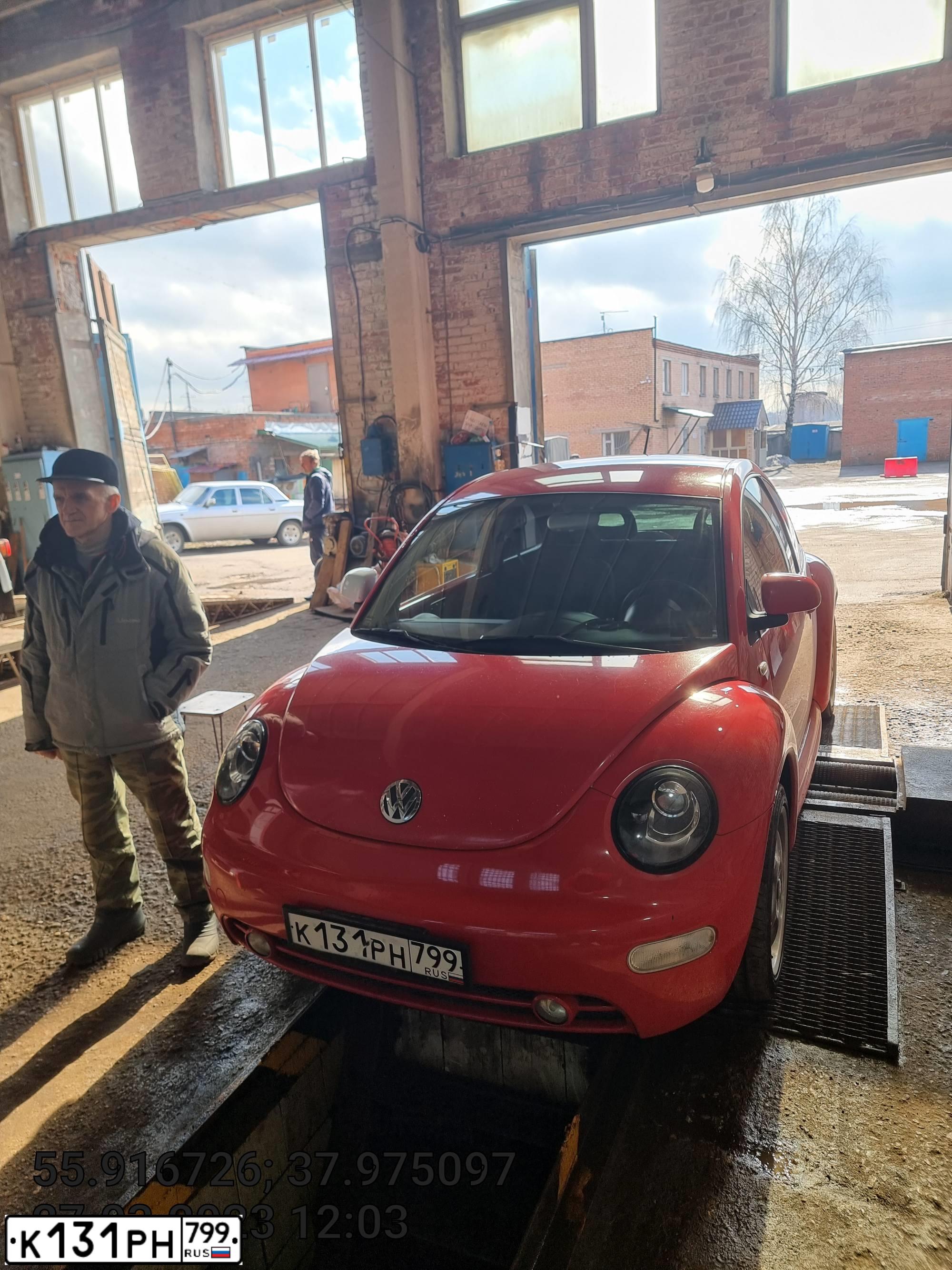 Фото автомобиля VOLKSWAGEN BEETLE, 1999 — госномер С409ОУ790. Цвет: Красный