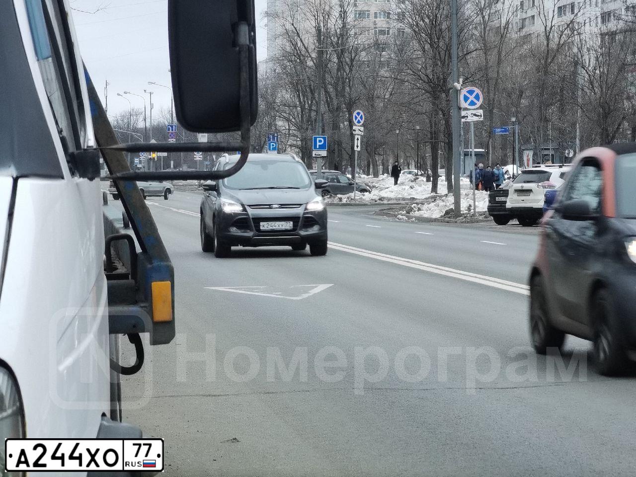 Фото автомобиля VOLKSWAGEN CARAVELLE, 1995 — госномер В012ОТ190. Цвет: Белый
