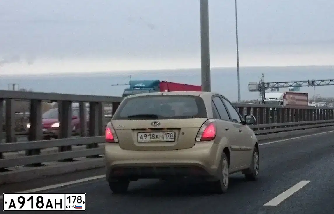 Фото автомобиля KIA RIO, 2010 — госномер Е126НТ53. Цвет: БЕЖЕВЫЙ