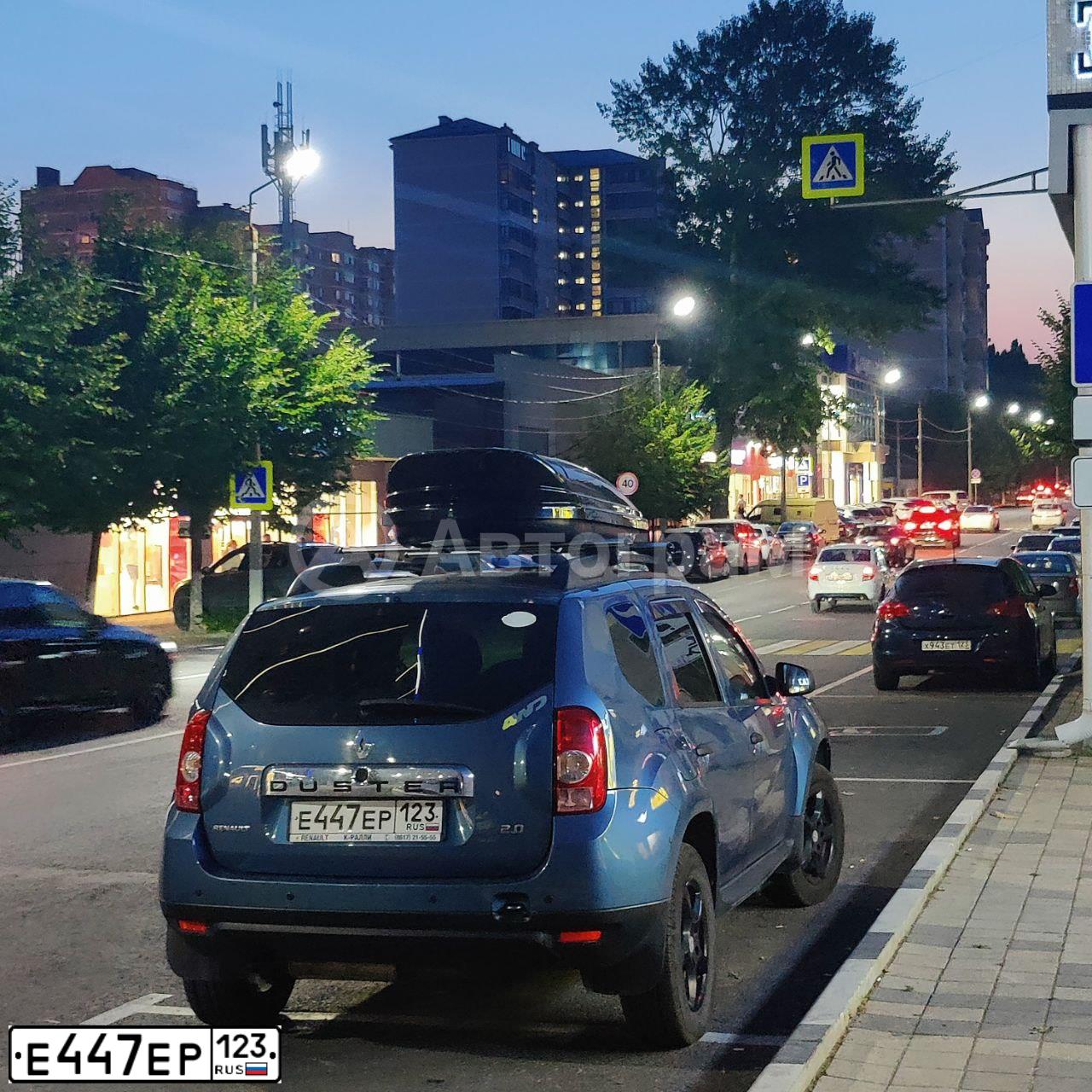Фото автомобиля RENAULT DUSTER, 2012 — госномер Е447ЕР123. Цвет: СИНИЙ