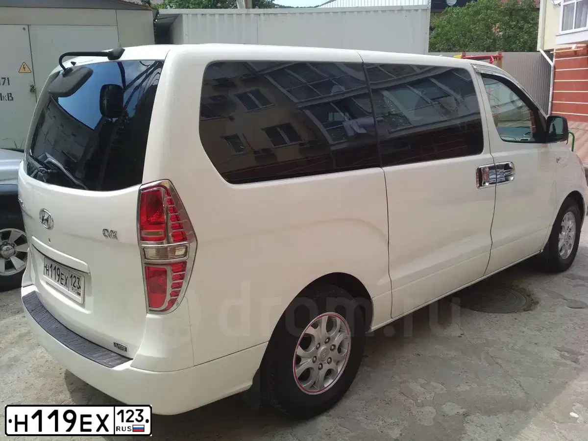 Фото автомобиля HYUNDAI GRAND STAREX, 2009 — госномер Н119ЕХ123. Цвет: Белый