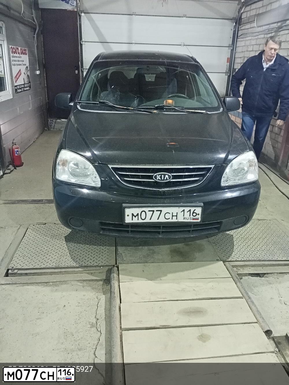 Фото автомобиля KIA CARENS, 2005 — госномер М077СН116. Цвет: ЧЕРНЫЙ