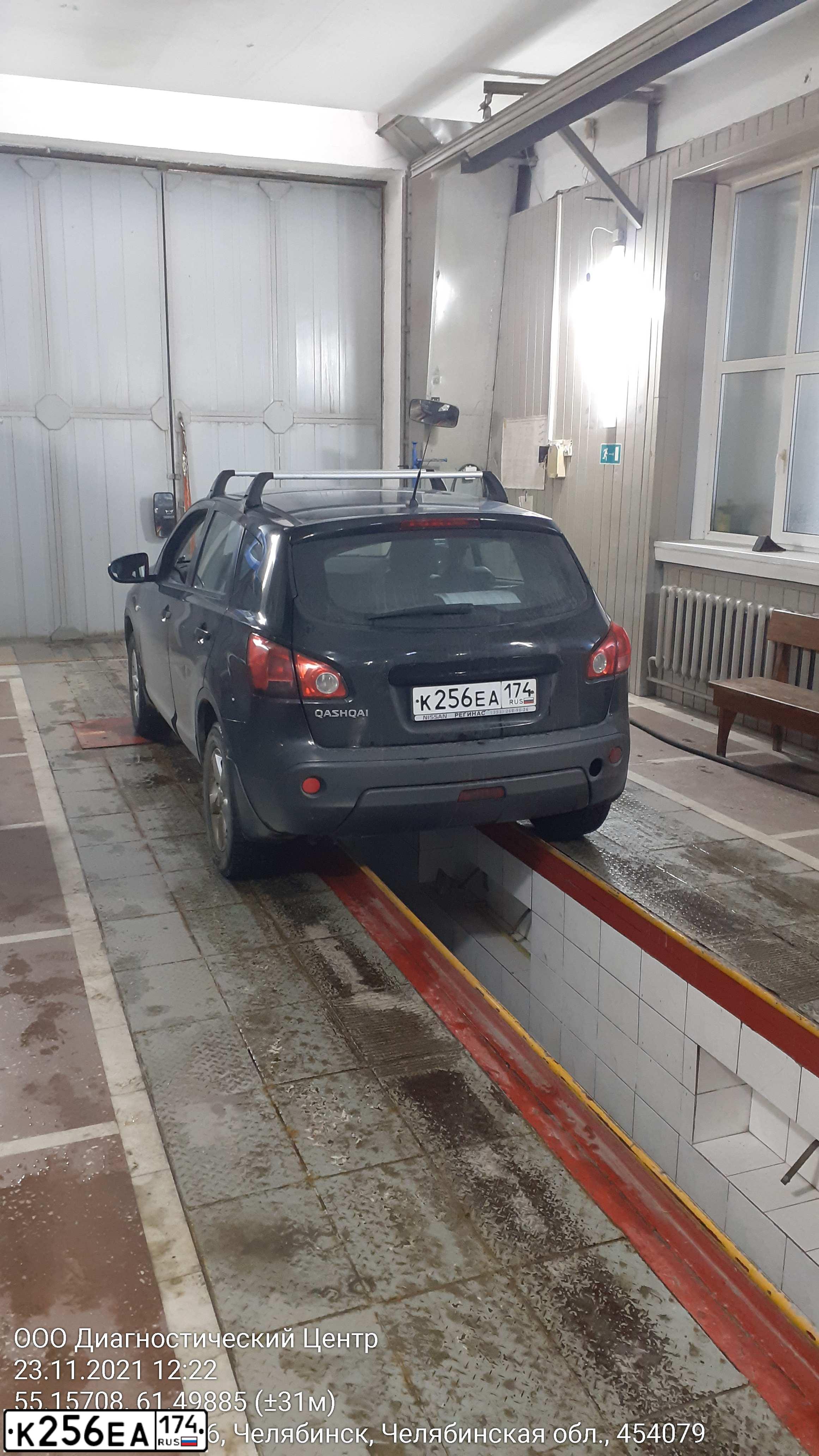 Фото автомобиля NISSAN QASHQAI, 2008 — госномер К256ЕА174. Цвет: ЧЕРНЫЙ