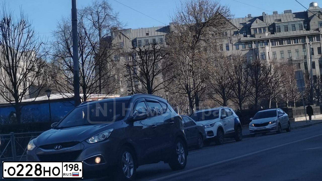 Фото автомобиля HYUNDAI IX35, 2011 — госномер О228НО198. Цвет: СЕРЫЙ