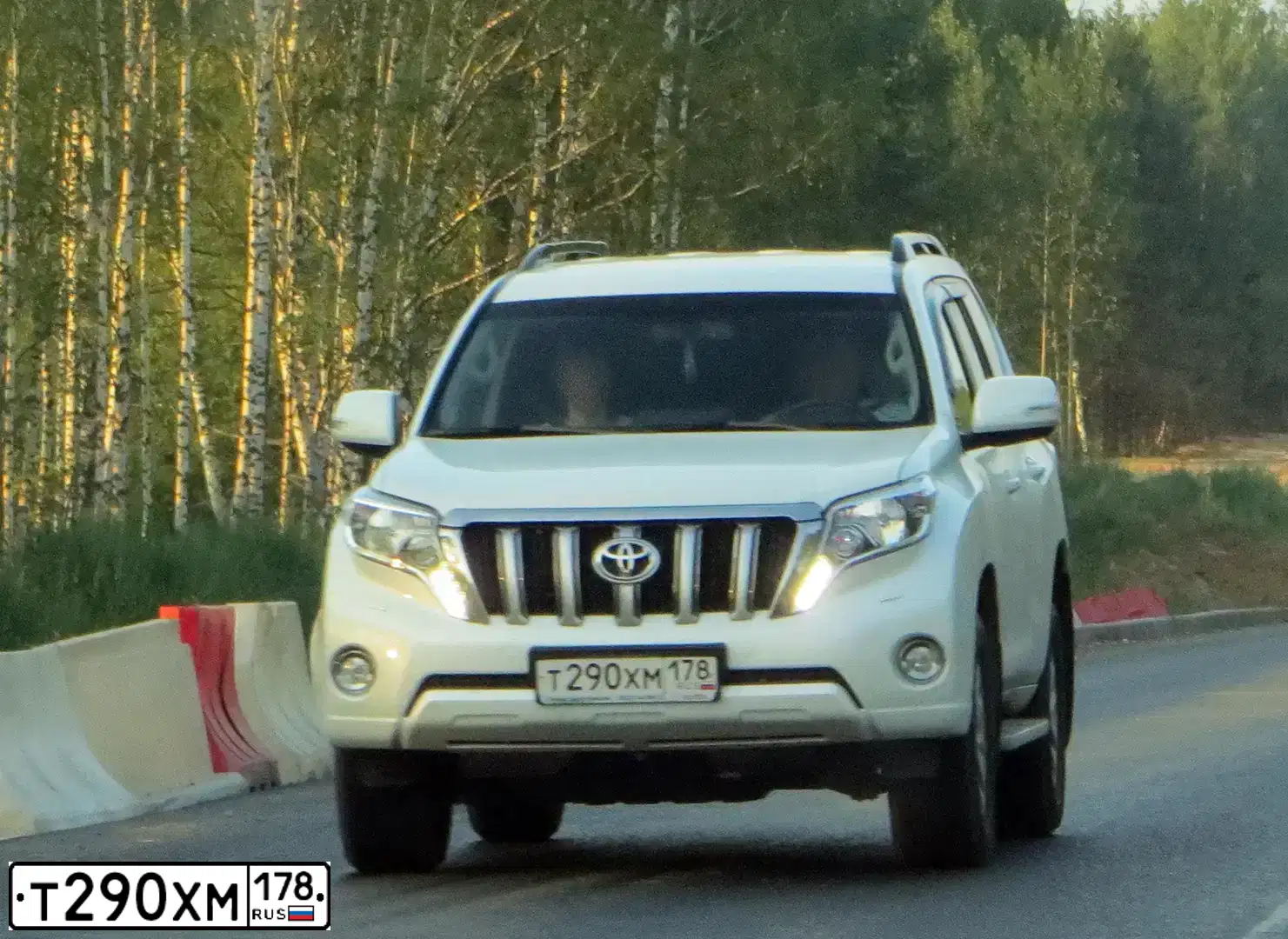 Фото автомобиля TOYOTA LANDCRUISER, 2016 — госномер Т290ХМ178. Цвет: БЕЛЫЙ