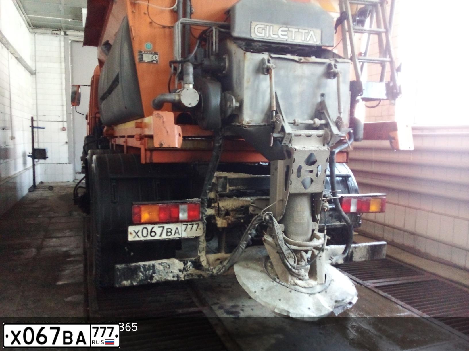 Фото автомобиля KAMAZ 65115 /6X4/, 2013 — госномер Х067ВА777. Цвет: ОРАНЖЕВЫЙ