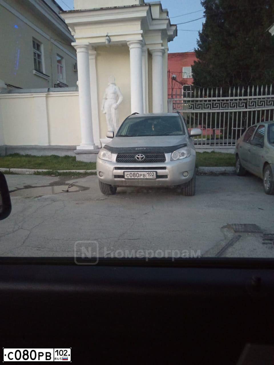 Фото автомобиля TOYOTA RAV4, 2006 — госномер Р222СЕ102. Цвет: СЕРЕБРИСТЫЙ