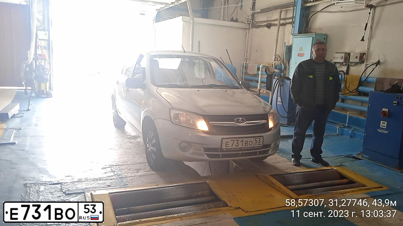 Фото автомобиля LADA 2190 GRANTA, 2014 — госномер Е731ВО53. Цвет: Серебристый