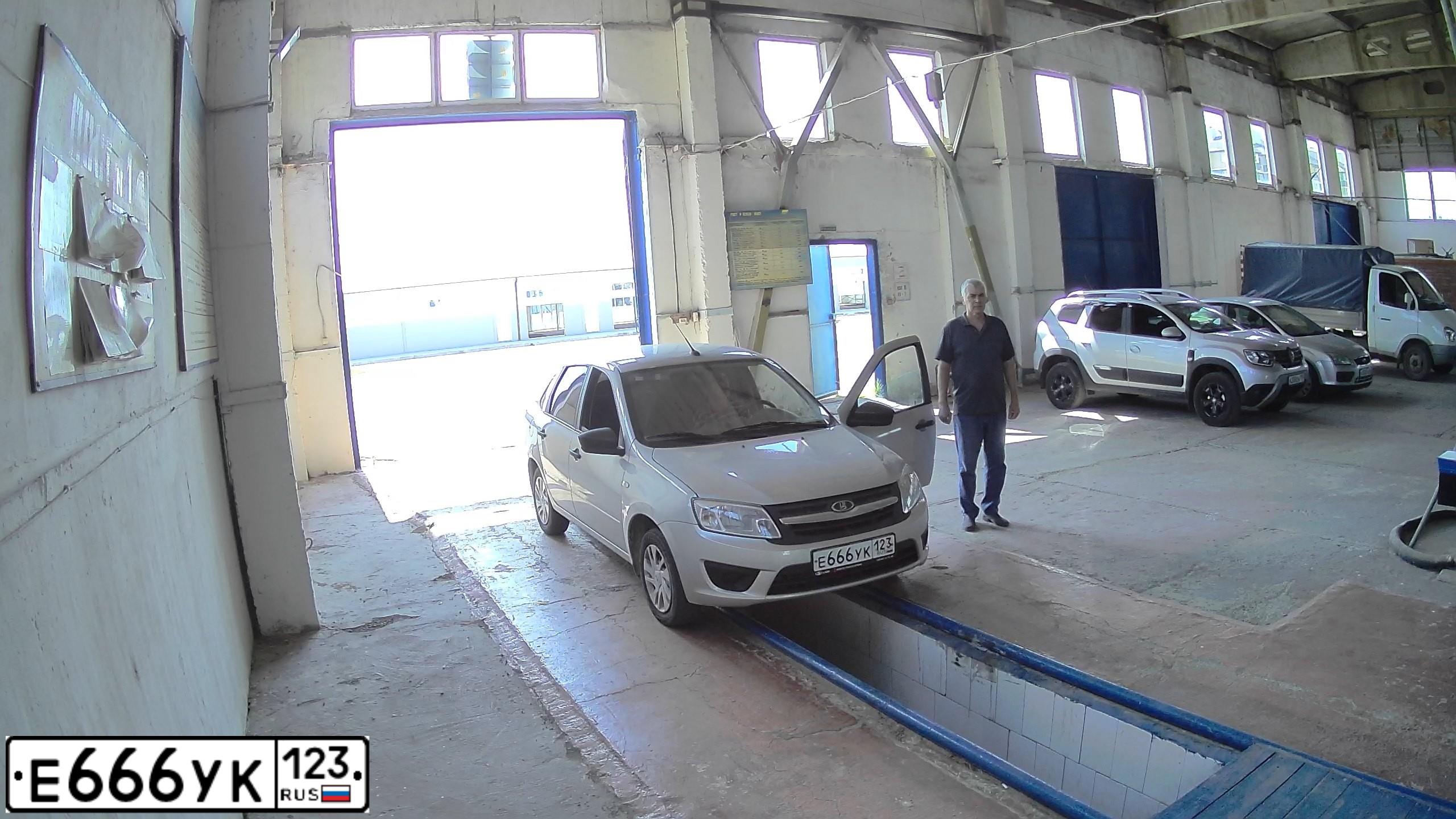 Фото автомобиля LADA 2190 GRANTA, 2018 — госномер В011АН01. Цвет: Серебристый