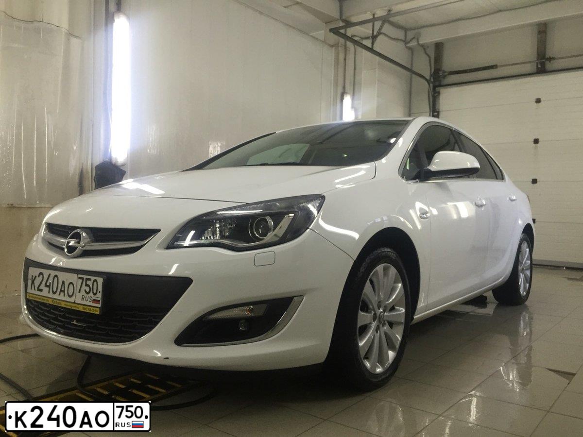 Фото автомобиля RENAULT MEGANE, 2011 — госномер Е528СМ197. Цвет: Красный