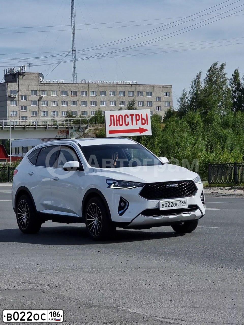 Фото автомобиля HAVAL F7, 2020 — госномер В022ОС186. Цвет: Белый
