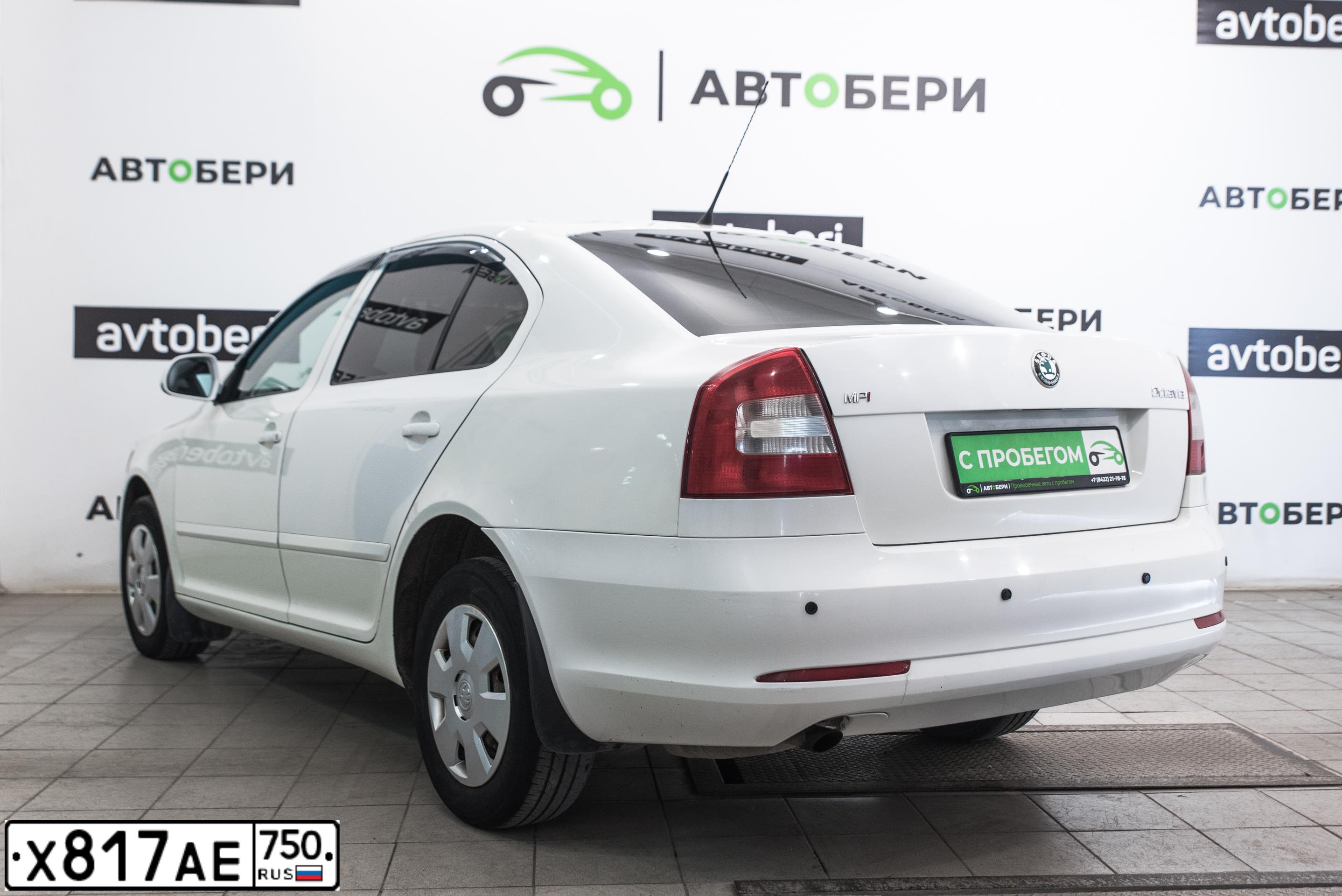 Фото автомобиля SKODA OCTAVIA, 2011 — госномер Х817АЕ750. Цвет: Белый