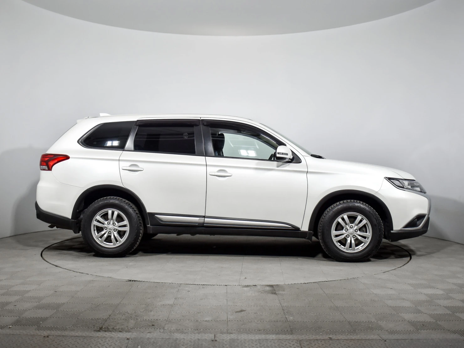 Фото автомобиля MITSUBISHI OUTLANDER, 2019 — госномер В333ХТ47. Цвет: Белый