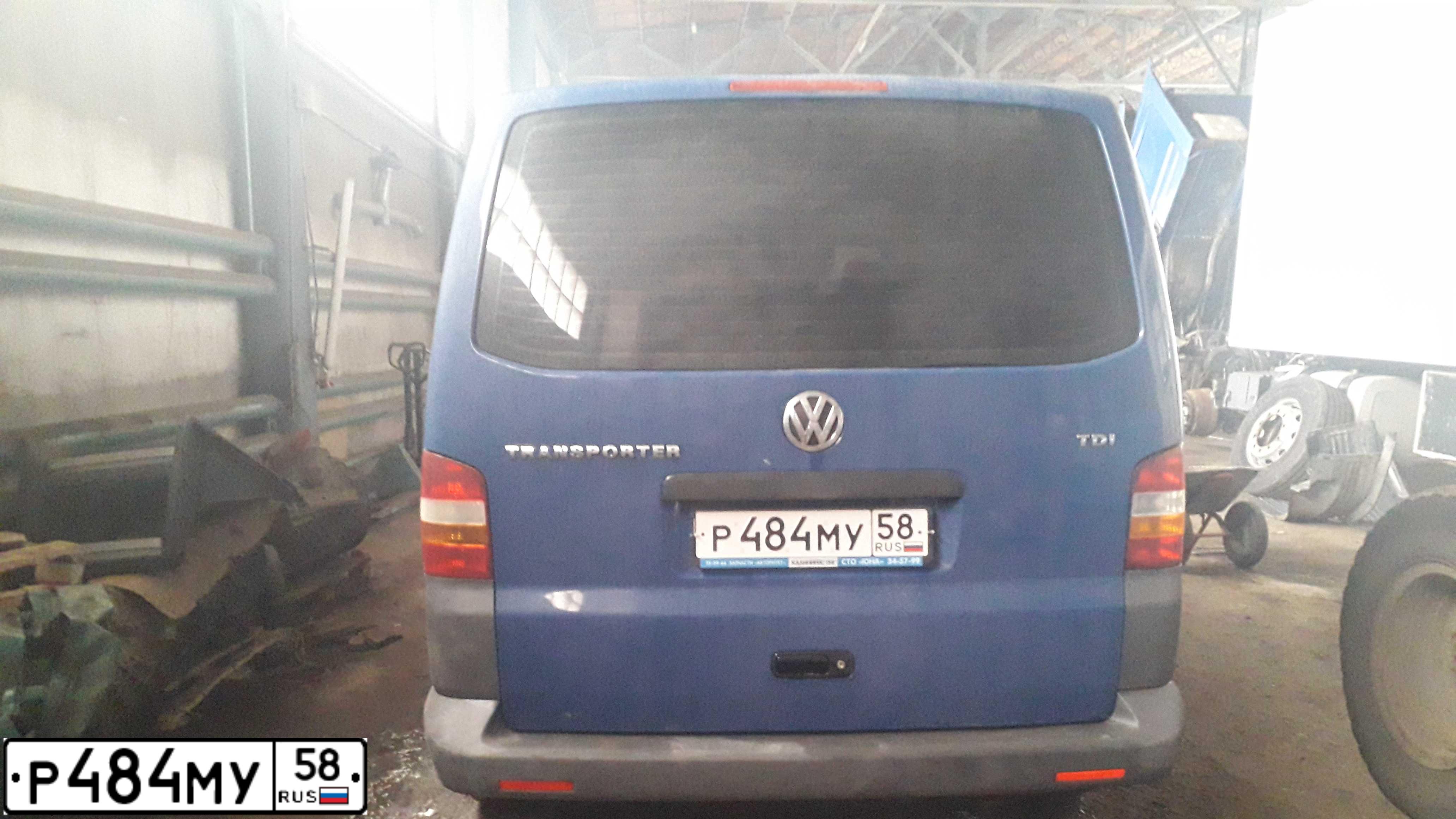 Фото автомобиля VOLKSWAGEN CARAVELLE, 2009 — госномер Р484МУ58. Цвет: СИНИЙ
