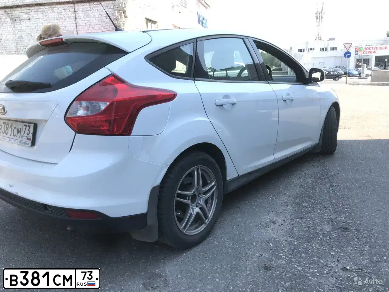 Фото автомобиля FORD FOCUS, 2013 — госномер Х945МТ31. Цвет: Белый